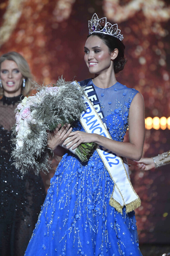 Diane Leyre élue Miss France 2022 : Miss Île-de-France 2021 couronnée. Le 11 décembre 2021.