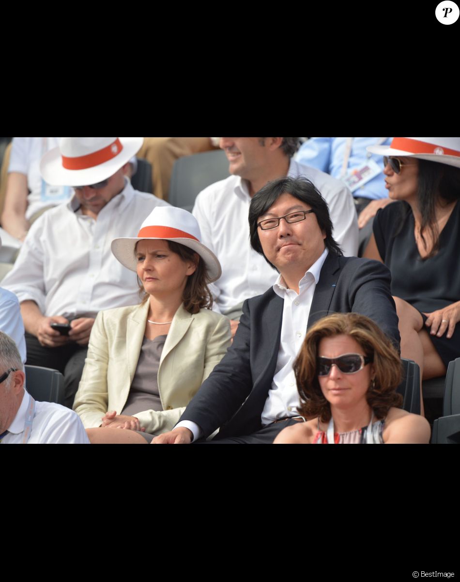 Jean-Vincent Placé et Eva Sas assistent au quart de finale entre Rafael Nadal et Stanislas Wawrinka lors des Internationaux de France de tennis à Roland-Garros, le 5 juin 2013.