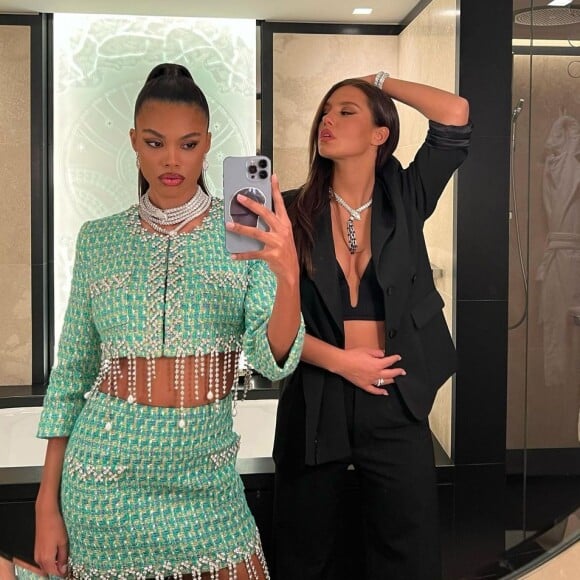 Tina Kunakey et Adele Exarchopoulos lors de la soirée d'ouverture du Bulgari Hotel, à Paris, le 1er décembre 2021.