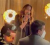 Carla Bruni chante lors de la soirée d'ouverture du Bulgari Hotel à Paris, le 1er décembre 2021