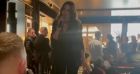 Carla Bruni chante sous les yeux de Nicolas Sarkozy lors de la soirée d'ouverture du Bulgari Hotel à Paris, le 1er décembre 2021