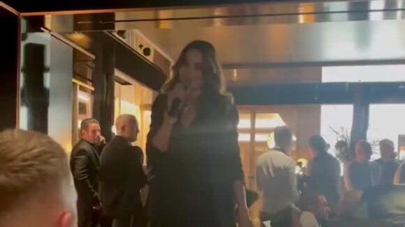 Carla Bruni chante sous les yeux de Nicolas Sarkozy lors de la soirée d'ouverture du Bulgari Hotel à Paris, le 1er décembre 2021