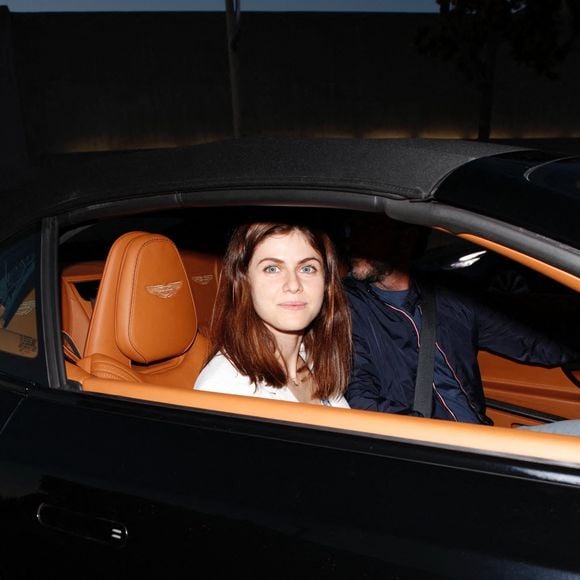 Alexandra Daddario et son compagnon Andrew Form à la sortie du restaurant "Craig's" à Los Angeles, le 5 juin 2021. 