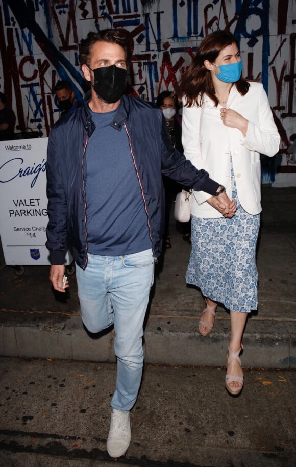 Alexandra Daddario et son compagnon Andrew Form à la sortie du restaurant "Craig's" à Los Angeles, le 5 juin 2021. 