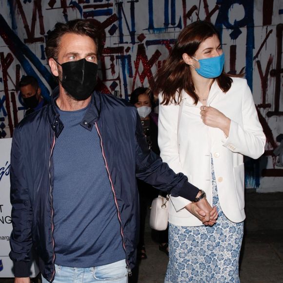 Alexandra Daddario et son compagnon Andrew Form à la sortie du restaurant "Craig's" à Los Angeles, le 5 juin 2021. 