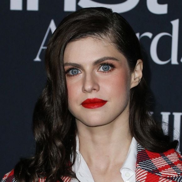 Alexandra Daddario lors du photocall de la soirée "InStyle Awards 2021" au Getty Center à Los Angeles, Californie, Etats-Unis, le 15 novembre 2021. 