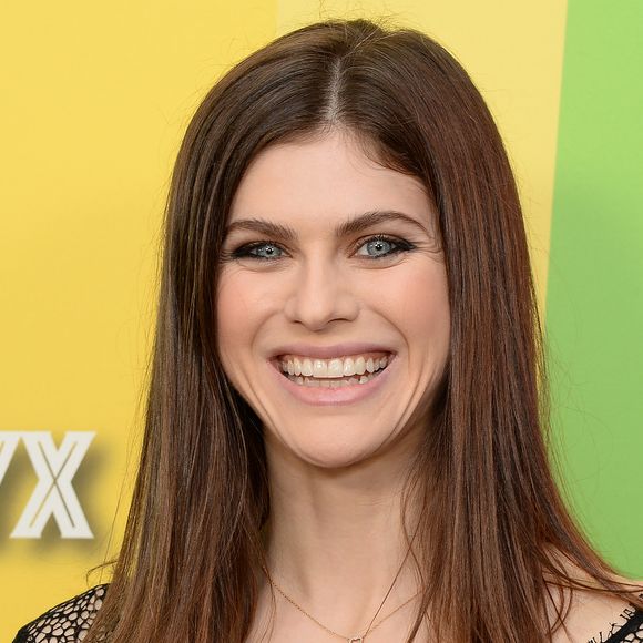 Alexandra Daddario au photocall de la soirée "amfAR Gala" à Los Angeles, le 10 octobre 2019. 