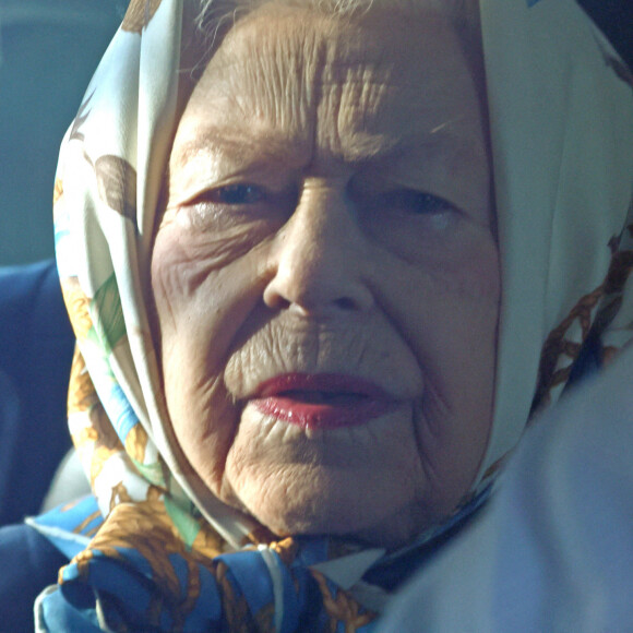 La reine Elisabeth II d'Angleterre conduite autour de sa résidence de Sandringham alors que la souveraine s'est vue préconiser du repos par ses médecins. Le 6 novembre 2021. 