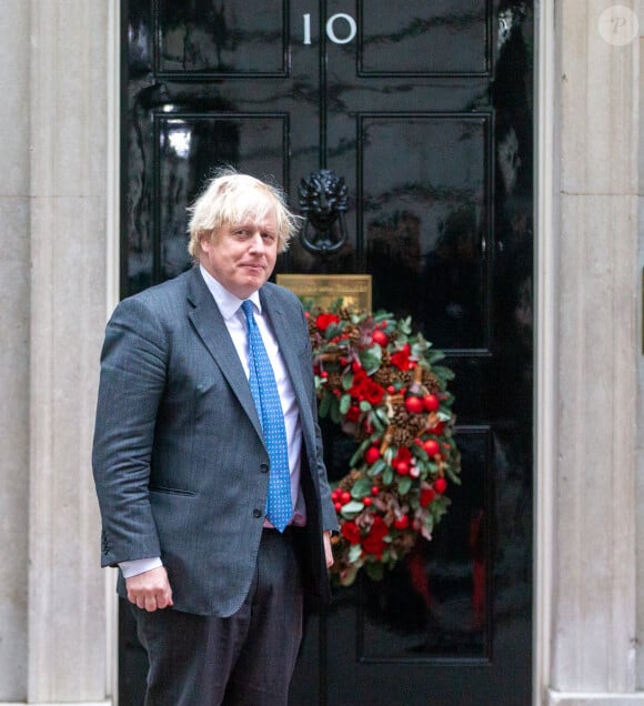 Le Premier ministre britannique Boris Johnson reçoit le Sultan d'Oman, Haïtham ben Tariq au 10 Downing Street à Londres, le 16 décembre 2021.  Prime Minister Boris Johnson with the Sultan of Oman Haitham Bin Tarik Al Said ahead of a meeting in 10 Downing Street, central London. December 16th, 2021. 