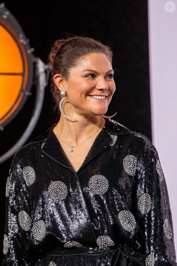 La princesse Victoria de Suède assiste à l'inauguration de l'exposition "Pioneer the Possible" au Pavillon Vendôme à Paris. Paris, le 6 décembre 2021.