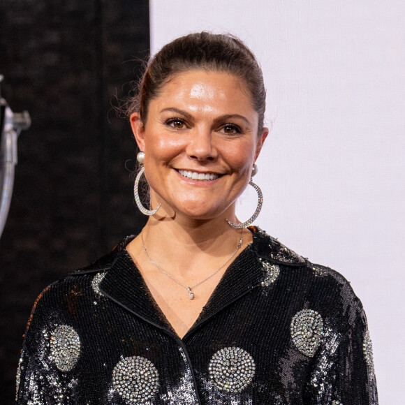 La princesse Victoria de Suède assiste à l'inauguration de l'exposition "Pioneer the Possible" au Pavillon Vendôme à Paris.