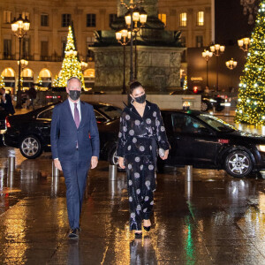 La princesse Victoria de Suède arrive au Pavillon Vendome à Paris le 6 décembre 2021.