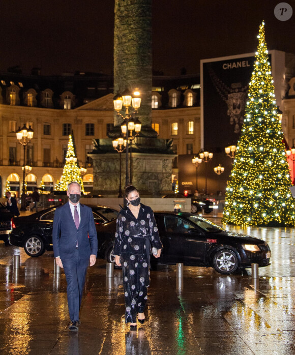 La princesse Victoria de Suède arrive au Pavillon Vendome à Paris le 6 décembre 2021.