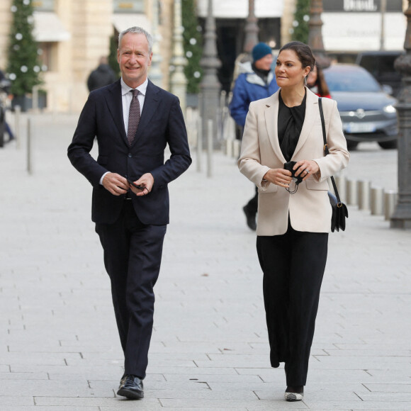 La princesse Victoria de Suède, accompagnée de Håkan Åkesson (Hakan Akesson, ambassadeur de Suède en France), arrive au 6ème sommet d'affaires franco-suédois sur la décarbonisation de l'économie au pavillon Vendôme à Paris, France, le 6 décembre 2021. © Christophe Clovis/Bestimage