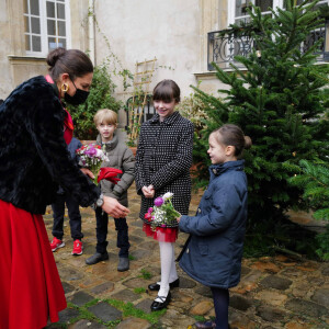 La princesse héritière Victoria de Suède visite l'institut suédois à l'occasion du 50ème anniversaire de son ouverture, ainsi que l'exposition "On va au parc" et la collection Tessin mise en place par Maria Ridelberg-Lemoine et l'illustratrice Beatrice Alemagna à l'Hôtel de Marle à Paris, France, le 05 décembre 2021. © Christophe Clovis / Bestimage