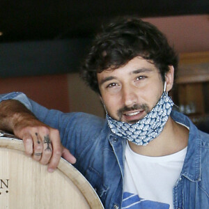 Exclusif - Jérémy Frerot ouvre son restaurant, le Pestacle, au port de La Teste. Jeremy Frerot, le célèbre chanteur et mari de Laure Manaudou, rêvait depuis longtemps comme beaucoup de Star de monter son restaurant. Il a réalisé son rêve avec sa bande, ses quatre meilleurs amis de chez lui, de son Bassin d'Arcachon, qui travailleront dans le restaurant avec lui : Melissa, Victor, Igor et Théo. Son restaurant, "Le Pestacle" est une pizzeria, bar à vin, concerts, spectacles, et piste de pétanque. Plutôt un lieu de vie et de loisirs, que juste un restaurant. Le concept se trouve sur le port de La Teste, village à côté d'Arcachon. Il a ouvert le samedi 2 Mai en pleine crise Coronavirus (COVID-19), n'ayant pas voulu reculer l'ouverture, il se lance dans un premier temps dans une activité de drive et de pizzas à emporter afin de faire connaitre son exceptionnelle carte de Pizzas et de vins de Bordeaux exclusivement, car son établissement se veut Bio et écologiquement responsable avec des produits locaux. Il a construit lui-même, avec ses amis, son four à Pizza plutôt que d'en faire venir un d'Italie. Ecologie, bons produits, et plaisirs, il veut que son restaurant lui ressemble. Et certains soirs, ces amis espèrent bien qu'il chantera quelques chansons en plus des nombreux concerts qu'il prévoit d'organiser dans sa grande salle d'une centaine de couverts. Le 2 mai 2020 © Patrick Bernard / Bestimage