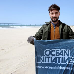 Exclusif - Le chanteur Jérémy Frérot, mari de L. Manaudou, accompagné d'une trentaine de bénévoles, a décidé cette année de lancer une opération de nettoyage de plages, "Initiatives oceanes" animée et dirigée par lui-même. Avec l'aide de Surfrider il a lancé cette collecte sur une de ses plages préférées depuis son enfance ici, entre Arcachon et les Landes le 3 Mai 2019. Il a fait une pause dans sa tournée pour organiser cette action et il etait seul, sans Laure, pour ce combat. Les Initiatives Océanes sont des nettoyages de plages, lacs, rivières et fonds marins partout dans le monde. Ces collectes de déchets sont organisées par des bénévoles grâce à l'accompagnement de Surfrider Foundation Europe. © Patrick Bernard/ Bestimage