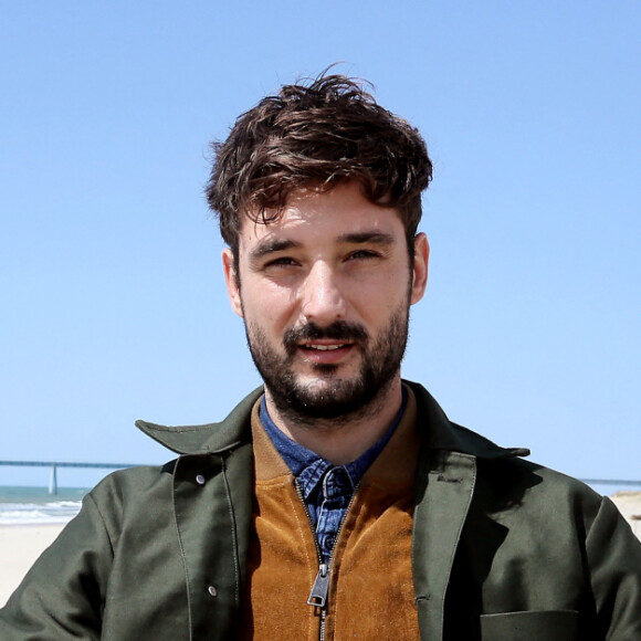 Exclusif - Le chanteur Jérémy Frérot, mari de L. Manaudou, accompagné d'une trentaine de bénévoles, a décidé cette année de lancer une opération de nettoyage de plages, "Initiatives oceanes" animée et dirigée par lui-même. Avec l'aide de Surfrider il a lancé cette collecte sur une de ses plages préférées depuis son enfance ici, entre Arcachon et les Landes le 3 Mai 2019. Il a fait une pause dans sa tournée pour organiser cette action et il etait seul, sans Laure, pour ce combat. Les Initiatives Océanes sont des nettoyages de plages, lacs, rivières et fonds marins partout dans le monde. Ces collectes de déchets sont organisées par des bénévoles grâce à l'accompagnement de Surfrider Foundation Europe. © Patrick Bernard/ Bestimage