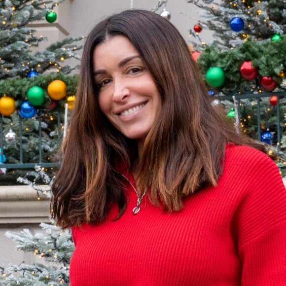 Jenifer Bartoli - Les célébrités fêtent Noël à Disneyland Paris en novembre 2021. La féérie de Noël brille de mille feux à Disneyland Paris ! Pour célébrer l'ouverture de la saison, plusieurs célébrités se sont retrouvées au Parc pour découvrir les festivités les plus magiques d'Europe et rencontrer les Personnages Disney dans leur plus beaux habits de Noël. © Disney via Bestimage