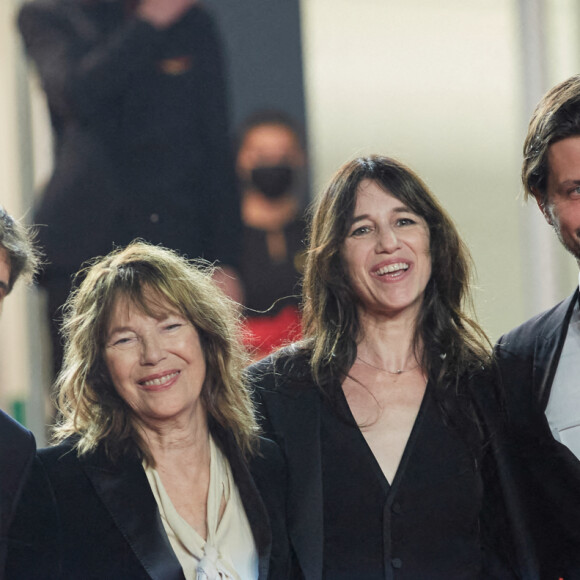 Maxime Delauney, Mathieu Ageron, Jane Birkin (habillée en Céline) et sa fille Charlotte Gainsbourg, Romain Rousseau - Montée des marches du film "Jane par Charlotte" lors du 74ème Festival International du Film de Cannes. Le 7 juillet 2021 © Borde-Jacovides-Moreau / Bestimage