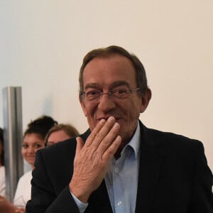 Jean-Pierre Pernaut lors du tournage de l'émission "Votre plus beau marché de France" à Montbrison le 14 juin 2019. © Frédéric Chambert / Panoramic / Bestimage