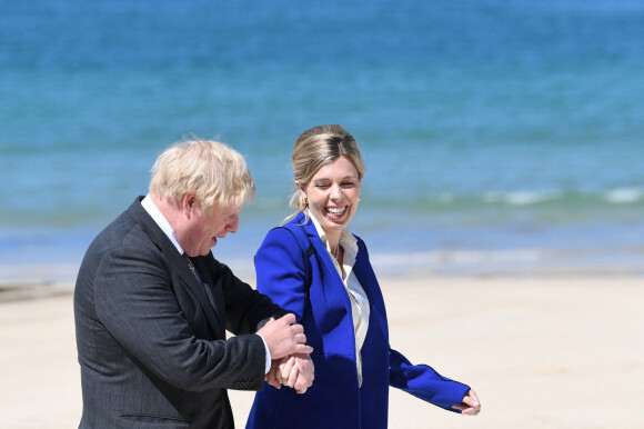 Le premier ministre Boris Johnson et sa femme Carrie rencontrent en extérieur les participants lors du sommet du G7 le 12 juin 2021.