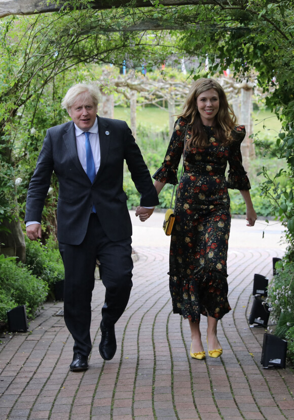 Le Premier ministre Boris Johnson et sa femme Carrie arrivent pour une réception au projet Eden lors du sommet du G7 à Cornwall, Royaume Uni