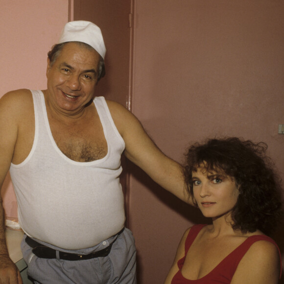 En France, à Lyon, dans leur loge du Théâtre du 8ème, Michel Galabru et Valérie Mairesse en tenue de scène pour la pièce "La femme du boulanger" en novembre 1986.
