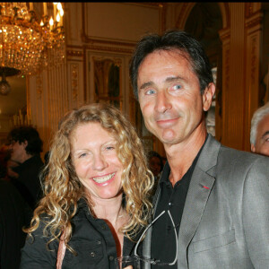 Thierry Lhermitte et sa femme au ministère de la culture, où Gérard Jugnot a reçu son insigne de chevalier de la Légion d'honneur en 2005.