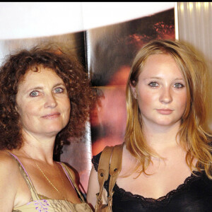 Valérie Mairesse et sa fille Tina à la première du film "Chacun sa nuit" à Paris en 2006.