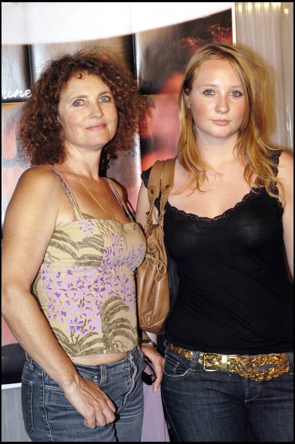Valérie Mairesse et sa fille Tina à la première du film "Chacun sa nuit" à Paris en 2006.