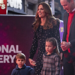 Le prince William, duc de Cambridge, et Catherine (Kate) Middleton, duchesse de Cambridge, avec leurs enfants le prince George, la princesse Charlotte et le prince Louis ont assisté à un spectacle donné en l'honneur des personnes qui ont été mobilisées pendant la pandémie au Palladium à Londres, Royaume Uni, le 11 décembre 2020. 