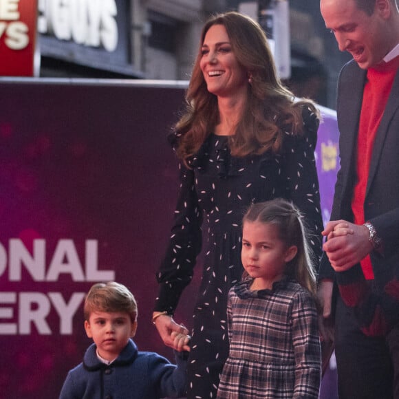 Le prince William, duc de Cambridge, et Catherine (Kate) Middleton, duchesse de Cambridge, avec leurs enfants le prince George, la princesse Charlotte et le prince Louis ont assisté à un spectacle donné en l'honneur des personnes qui ont été mobilisées pendant la pandémie au Palladium à Londres, Royaume Uni, le 11 décembre 2020. 