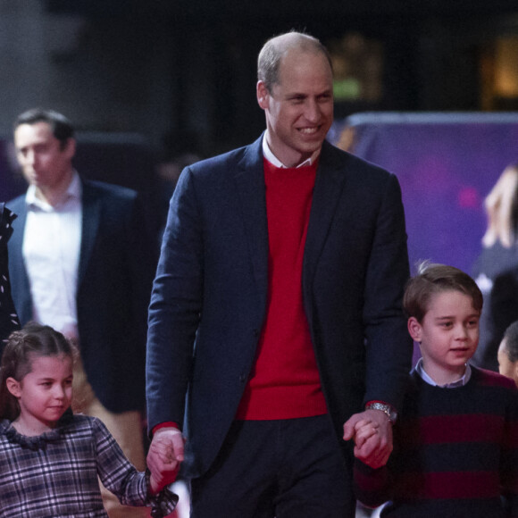 Le prince William, duc de Cambridge, et Catherine (Kate) Middleton, duchesse de Cambridge, avec leurs enfants le prince George, la princesse Charlotte et le prince Louis ont assisté à un spectacle donné en l'honneur des personnes qui ont été mobilisées pendant la pandémie au Palladium à Londres, Royaume Uni, le 11 décembre 2020. 