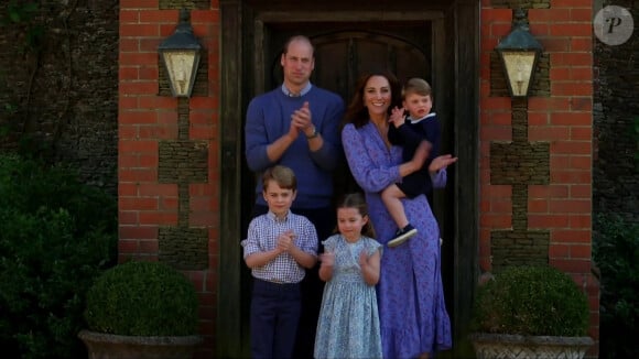 Captures d'écran d'une vidéo inédite de la famille royale dévoilée lors d'un sketch hilarant avec le prince William et Stephen Fry. Avril 2020.