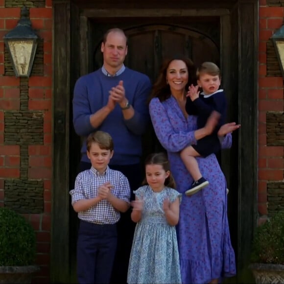 Captures d'écran d'une vidéo inédite de la famille royale dévoilée lors d'un sketch hilarant avec le prince William et Stephen Fry. Avril 2020.