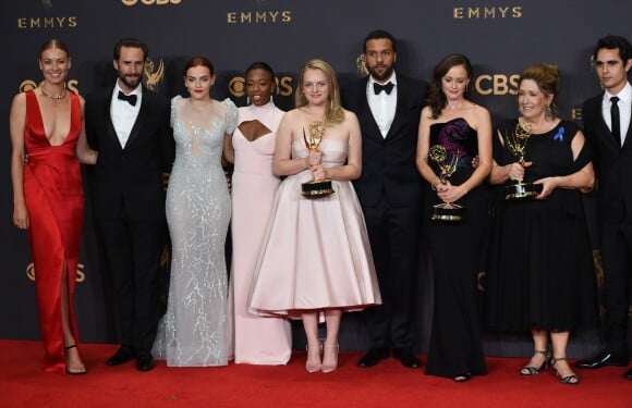 Elizabeth Moss, Yvonne Strahoski et toute l'équipe de The Handsmaid's Tale à la 69e soirée annuelle des Emmy awards au théâtre Microsoft à Los Angeles, le 17 septembre 2017.