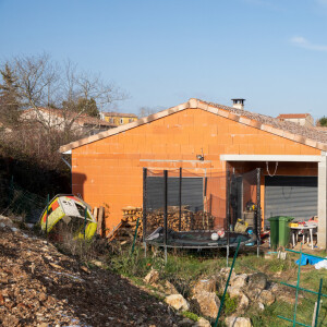 La maison en construction de Delphine Jubillar (Aussaguel) , disparue sans laisser de traces depuis le 16 décembre 2020 à Cagnac les Mines dans le Tarn. Un gendarme et une équipe du service des eaux ont mené des investigations pour chercher des traces dans le réseau raccordé à la maison. Le 7 janvier 2021  © Frédéric Maligne / Bestimage