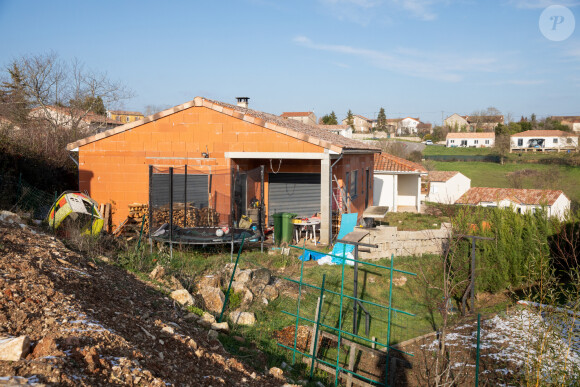 La maison en construction de Delphine Jubillar (Aussaguel) , disparue sans laisser de traces depuis le 16 décembre 2020 à Cagnac les Mines dans le Tarn. Un gendarme et une équipe du service des eaux ont mené des investigations pour chercher des traces dans le réseau raccordé à la maison. Le 7 janvier 2021  © Frédéric Maligne / Bestimage