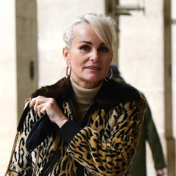 Laeticia Hallyday est allée au studio Guillaume Tell à Suresnes, le studio où Johnny enregistrait, avant d'aller à l'hôtel Costes à Paris le 16 novembre 2021.
