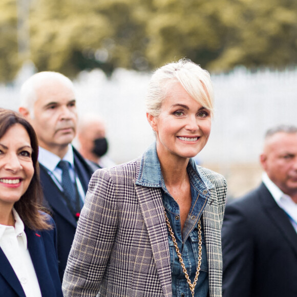 Anne Hidalgo, Maire de Paris, Laeticia Hallyday - Inauguration de l'esplanade "Johnny Hallyday" et de la statue "Quelque chose de ..." de l'artiste Bertrand Lavier sur le parvis de la salle de concert AccorHotels Arena Paris Bercy à Paris. Le 14 septembre 2021