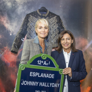 Laeticia Hallyday et Anne Hidalgo, Maire de Paris - Inauguration du "Johnny's Bar" à l'AccorHotels Arena Paris Bercy à Paris, à l'occasion du concert hommage à Johnny Hallyday. Le 14 septembre 2021 © Borde-Jacovides-Moreau / Bestimage 