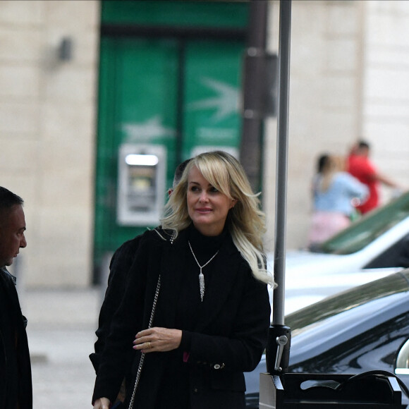 Laeticia Hallyday et son compagnon Jalil Lespert sont allés dîner, en compagnie de Yannick Bolloré et sa femme Chloé Bouygues, au restaurant Mun sur les champs Elysées à Paris, France, le 6 juillet 2021. 