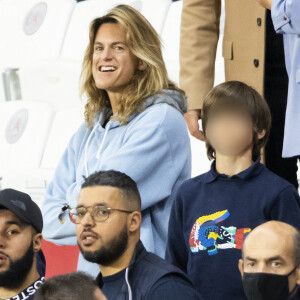 Amélie Mauresmo et son fils - People assistent à la victoire du PSG (2) face à Manchester City (0) lors de la deuxième journée de la Ligue des champions au Parc des Princes à Paris le 28 septembre 2021. © Cyril Moreau/Bestimage