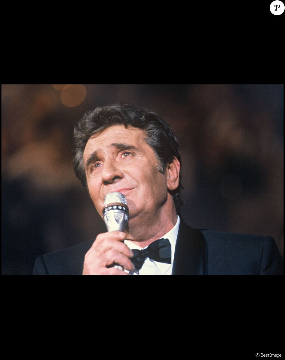 Archives - Gilbert Bécaud sur le plateau de télévision du Téléthon.