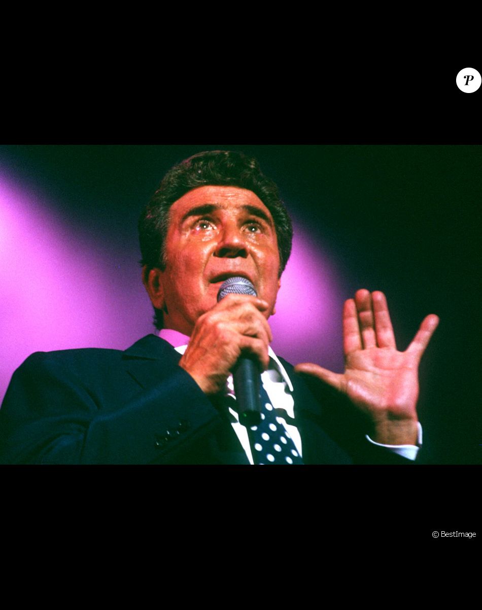 Gilbert Bécaud sur scène.