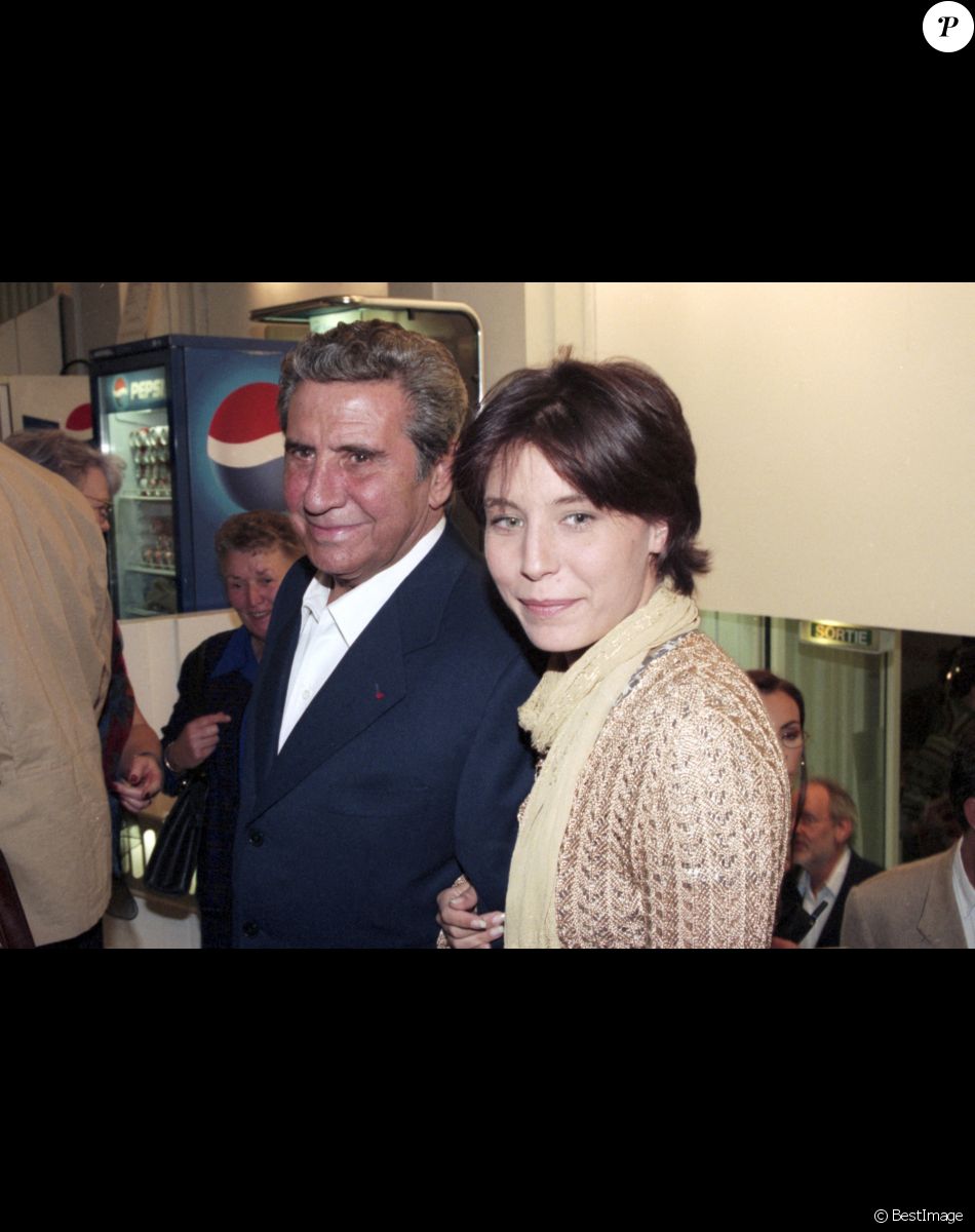 Archives - Gilbert Bécaud et sa fille Emily lors de la 1ère de la comédie musicale "Notre-Dame de Paris". Le 25 septembre 1998. © Jean-Claude Woestelandt / Bestimage