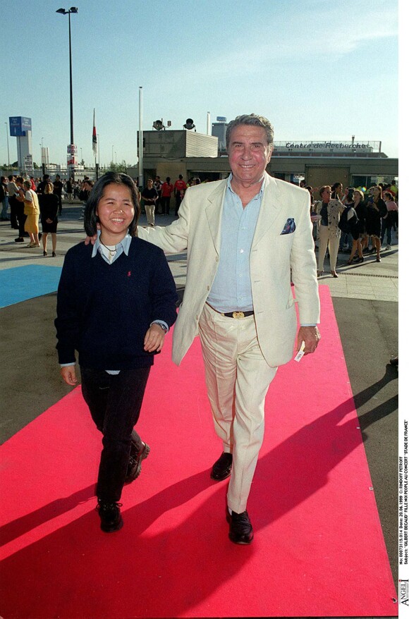 Gilbert Bécaud et sa fille Noï, lors d'un concert au Stade de France.