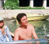 Archives - Gilbert Bécaud et sa fille Anne en bateau au large de Port Grimaud.