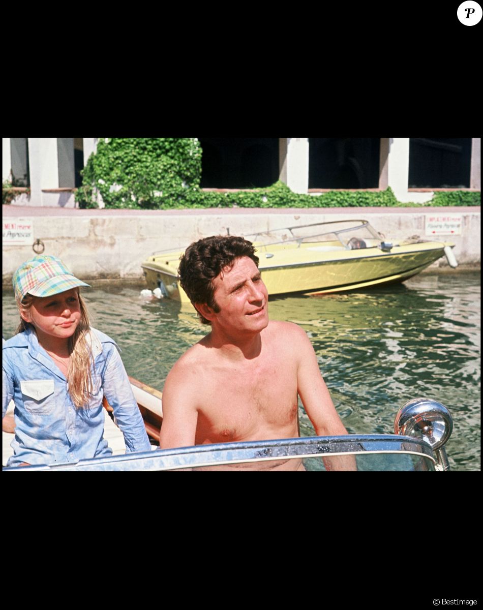 Archives - Gilbert Bécaud et sa fille Anne en bateau au large de Port Grimaud.